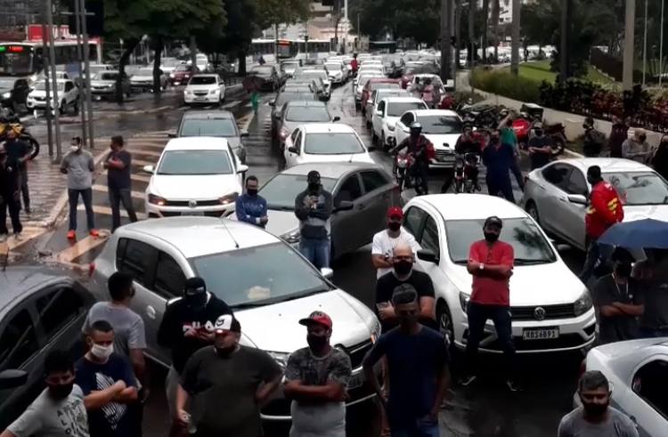 Mais de 200 veículos protestam contra preço do combustível em Senador Canedo