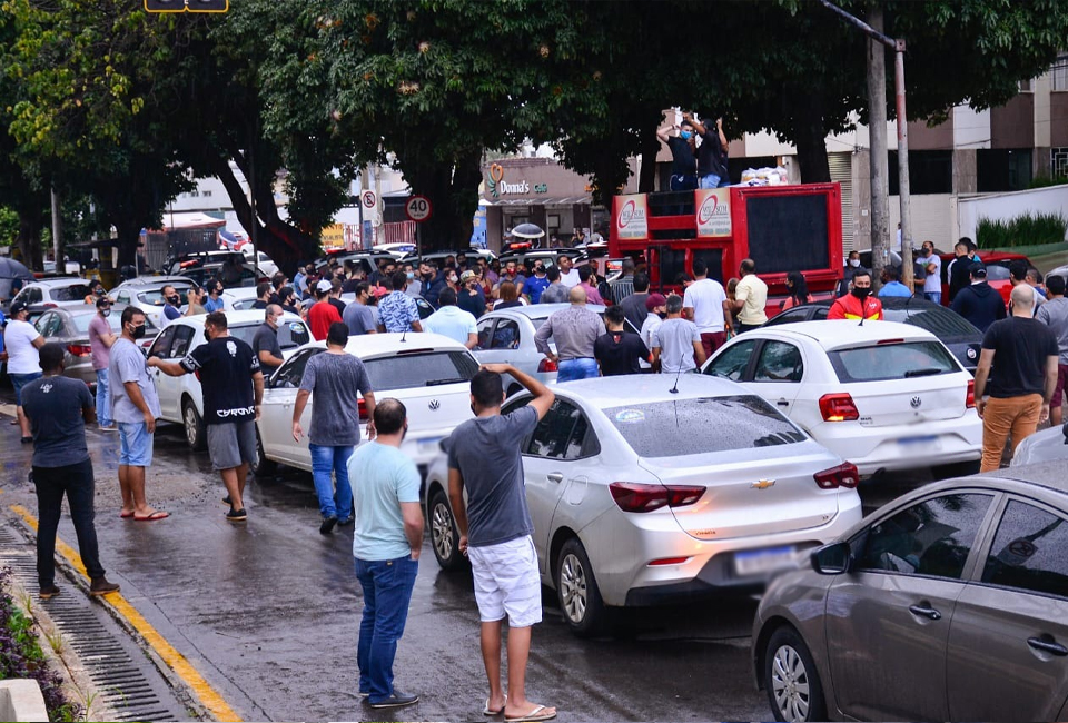 Entregadores e motoristas de aplicativo se unem no anel interno da Praça Cívica contra aumento dos combustíveis (Foto: Jucimar de Sousa/Mais Goiás)