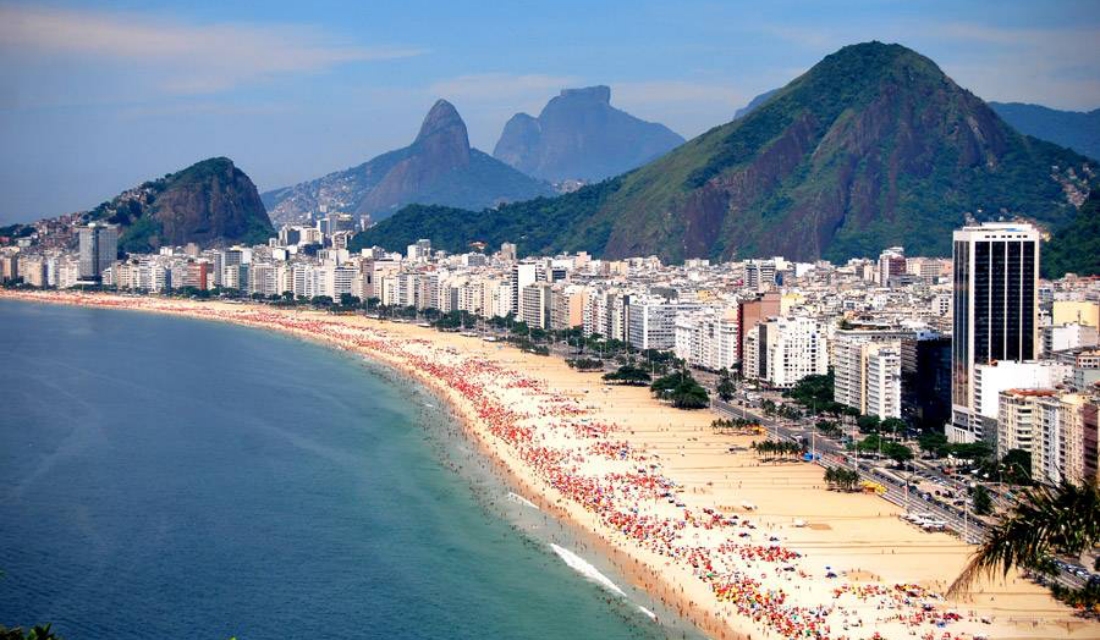 Vista ampla de uma praia carioca