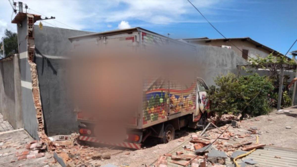 Sem CNH, motorista de caminhão atropela idoso e invade casa em Anápolis (Foto: Divulgação/PM)