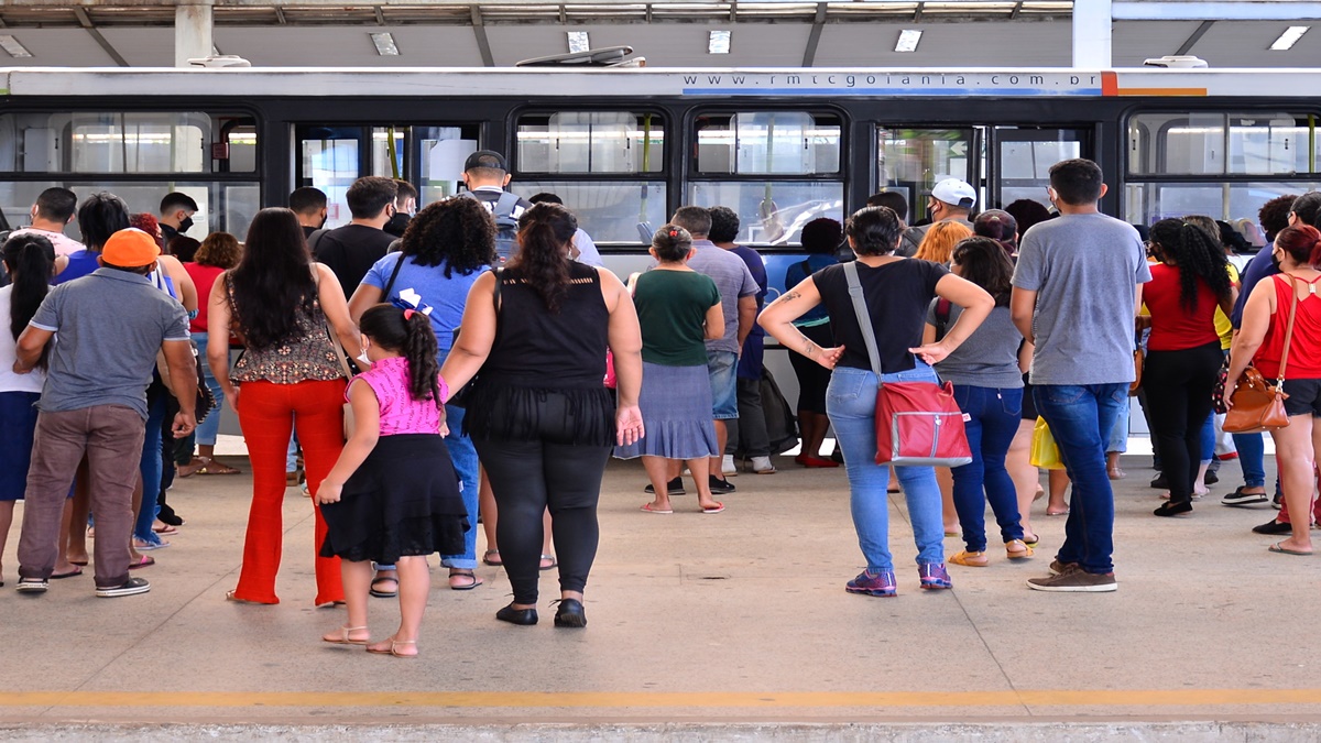 A partir da próxima terça-feira (23), apenas trabalhadores que atuam em áreas essenciais poderão utilizar os ônibus do transporte coletivo nos horários de pico, na Grande Goiânia. (Foto: Jucimar de Sousa/Mais Goiás)
