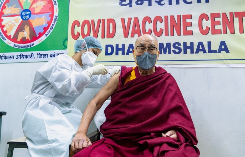Dalai Lama é vacinado contra covid-19 e incentiva imunização; vídeo