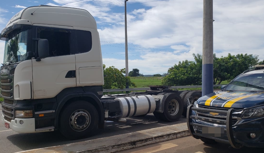 PRF recupera em Morrinhos caminhão roubado em Minas Gerais
