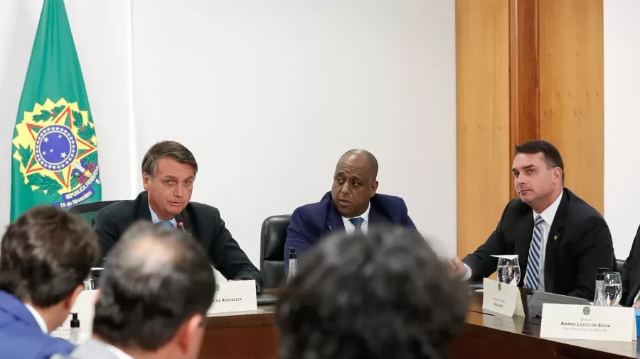 Bolsonaro prepara corte em área social para dar cargos a padrinho de casamento de Flávio