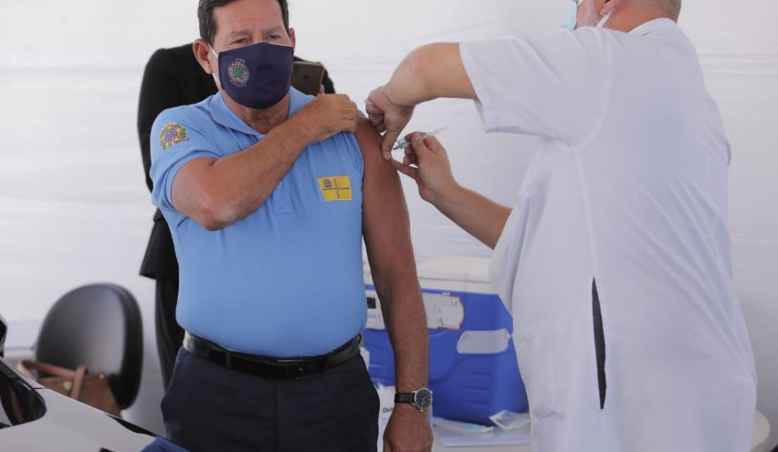 Vice-presidente Hamilton Mourão recebe vacina contra covid-19 (Foto: Twitter)