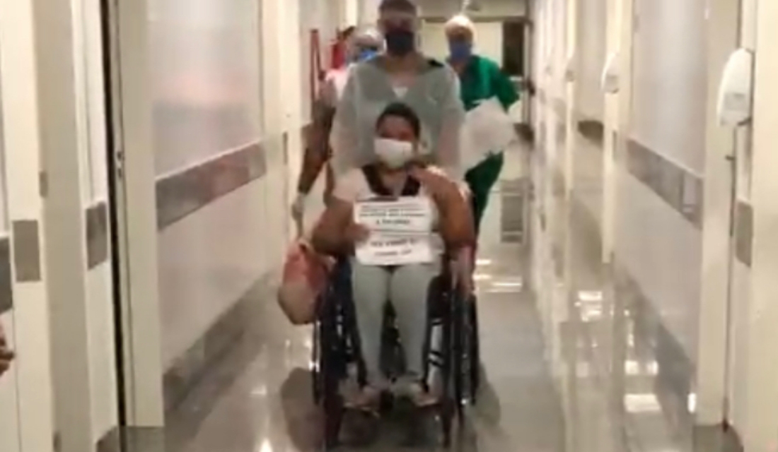 Paciente recebe alta no Hospital de Uruaçu, recém-inaugurado (Foto: Reprodução)