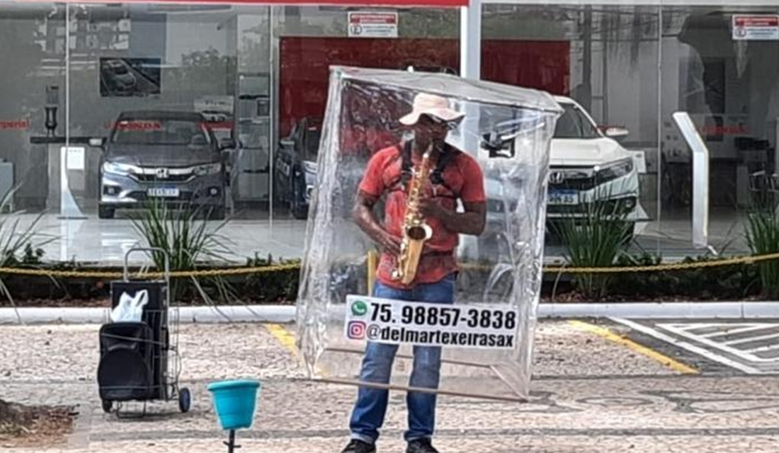 Saxofonista cria proteção plástica para fugir da covid e tocar na rua da Bahia