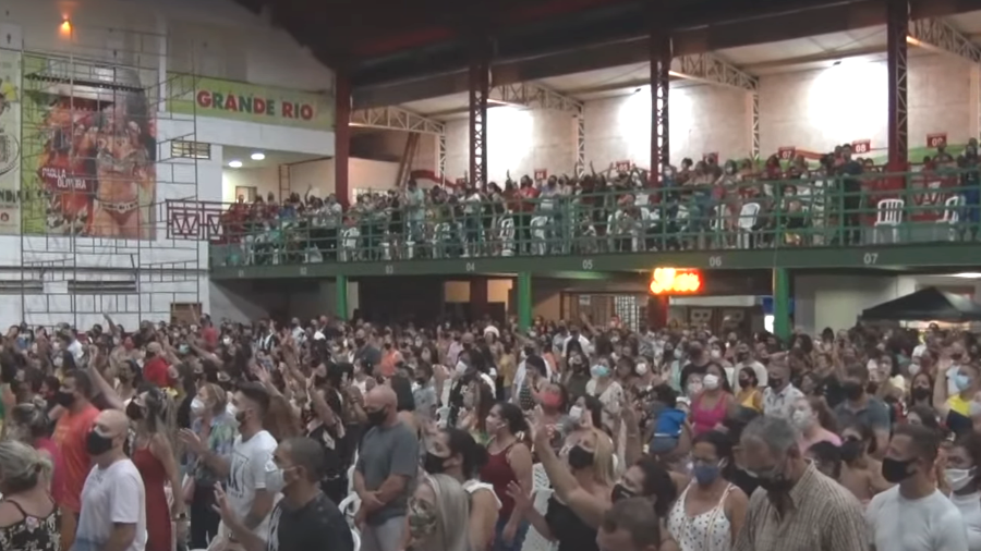 Culto religioso provoca aglomeração em quadra de escola de samba no Rio