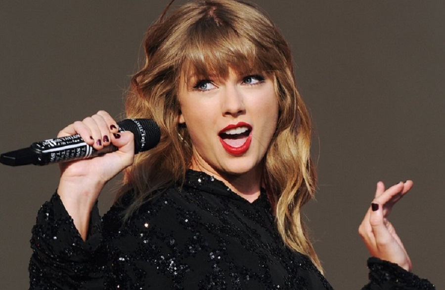 Lei Taylor Swift: Deputados propõem projetos de lei contra cambistas Confusão na venda de ingressos para o show no Brasil causou espanto