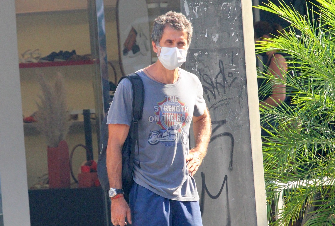 Eriberto Leão encontra Lavínia Vlasaka durante passeio no Leblon; fotos