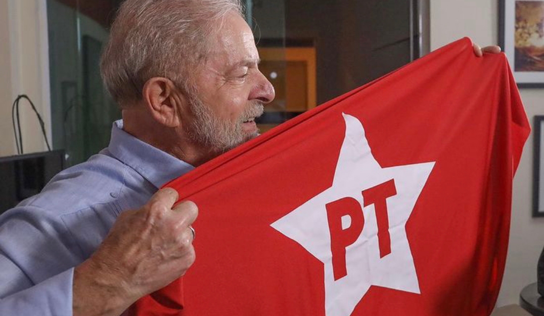 Ex-presidente Lula com a bandeira do PT (Foto: Instagram)