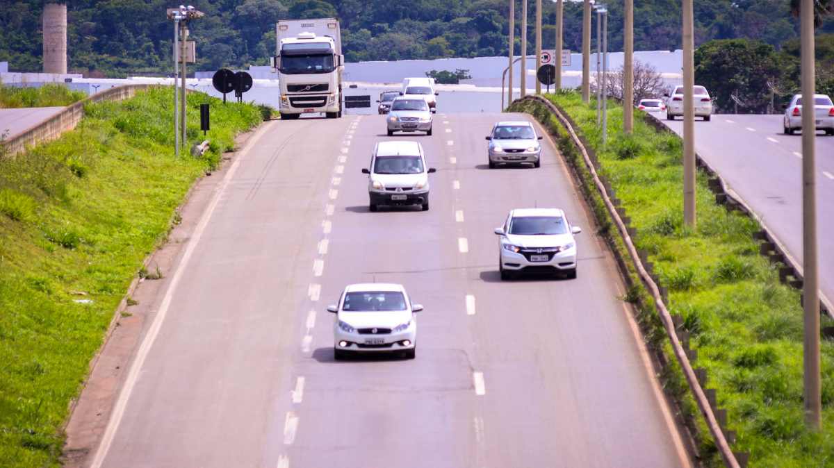 Veículos estão proibidos de trafegar em rodovias de pista simples nesta quinta, sexta e domingo