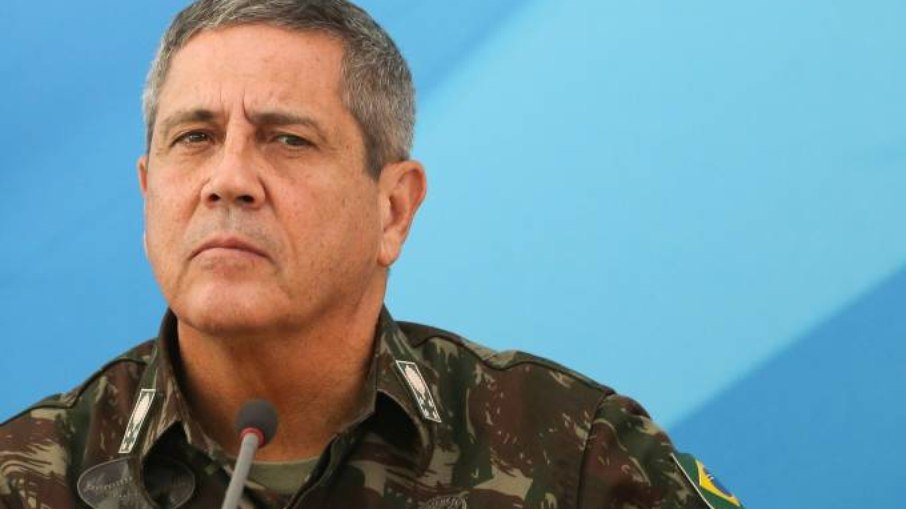 Novo ministro da Defesa se desgasta com colegas ao ceder a Bolsonaro