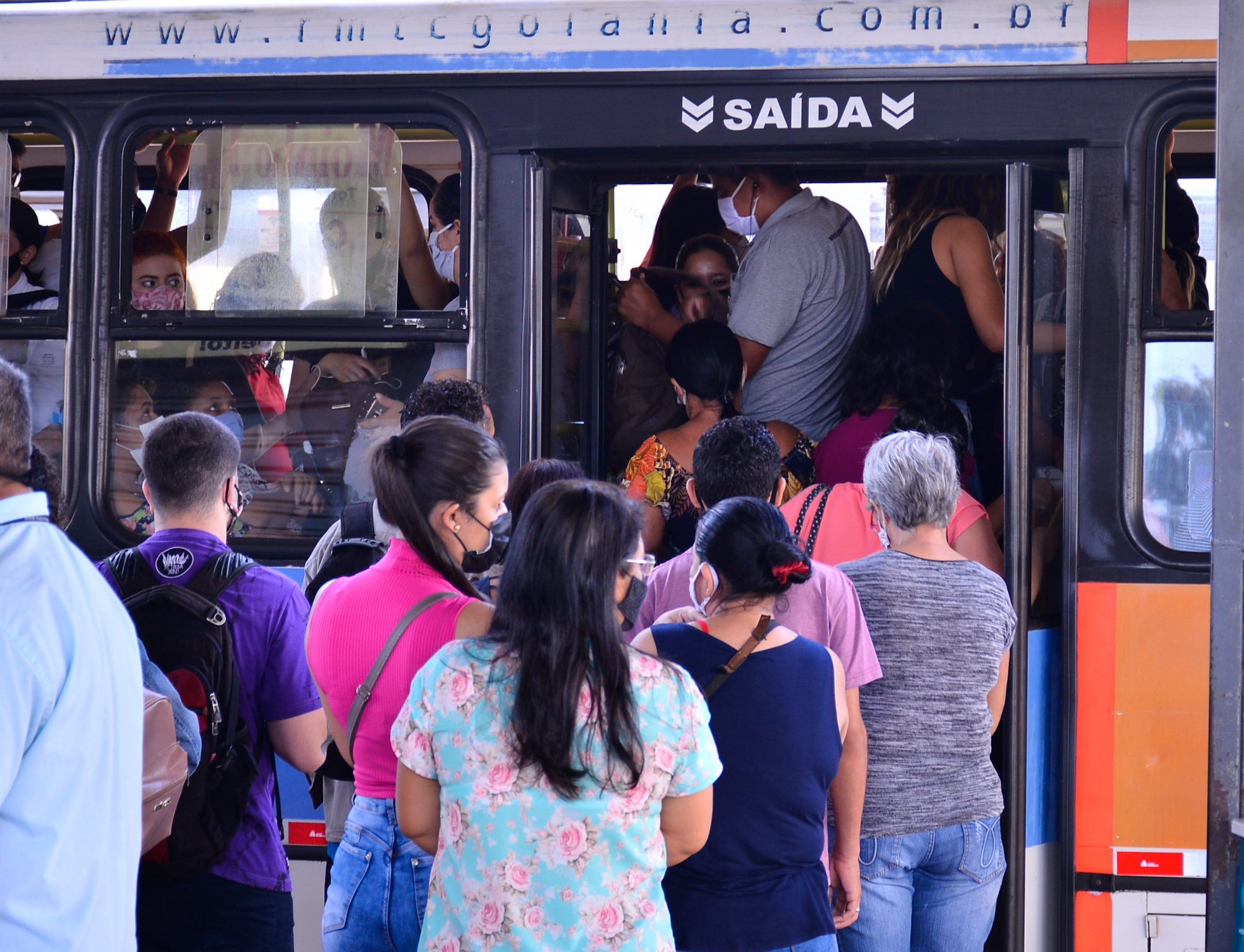 Fiscalização multa mais de 70 ônibus por superlotação em terminais de Aparecida