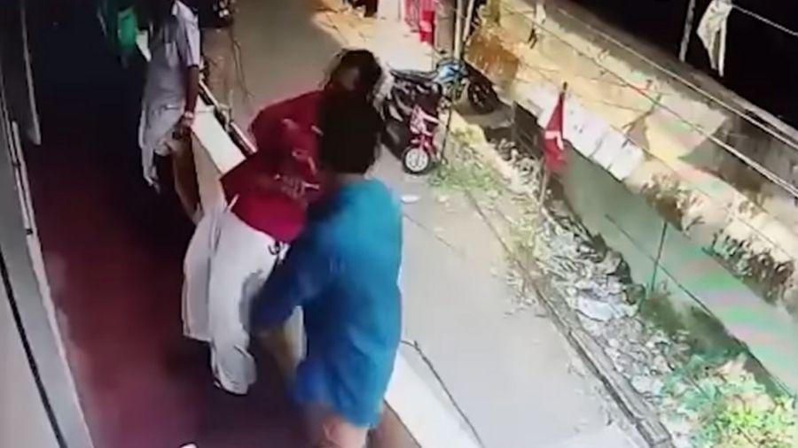 Homem dorme encostado em muro do 2º andar, tomba e é salvo pelos pés na Índia; vídeo