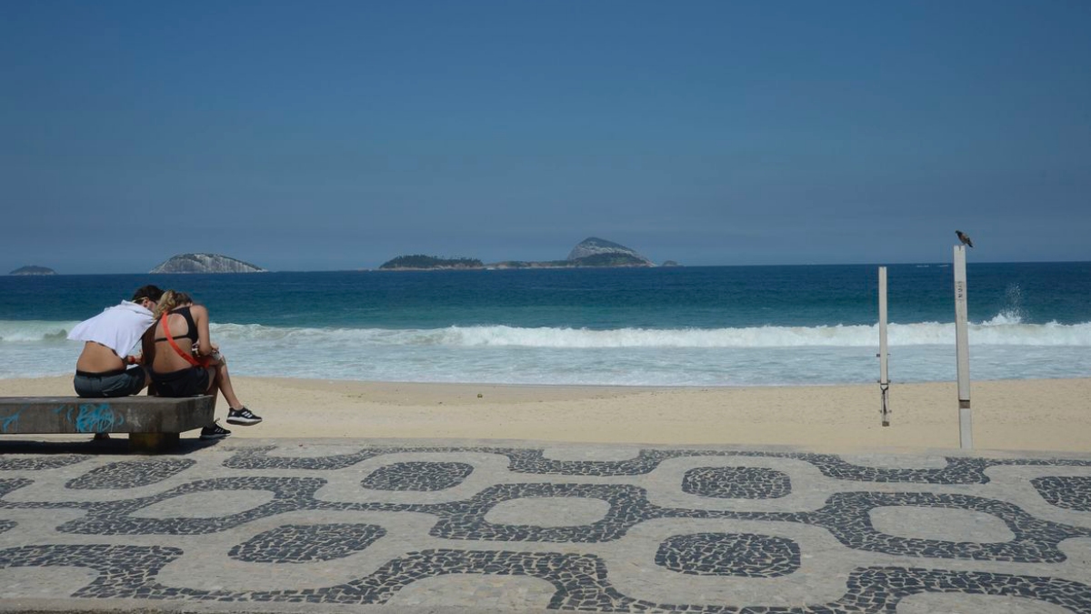 Praia de Ipanema, na zona sul da cidade.Rio fica com as praias vazias neste sábado(20), após decreto com restrições para evitar o avanço da Covid-19. (Tânia Rego/Agência Brasil)