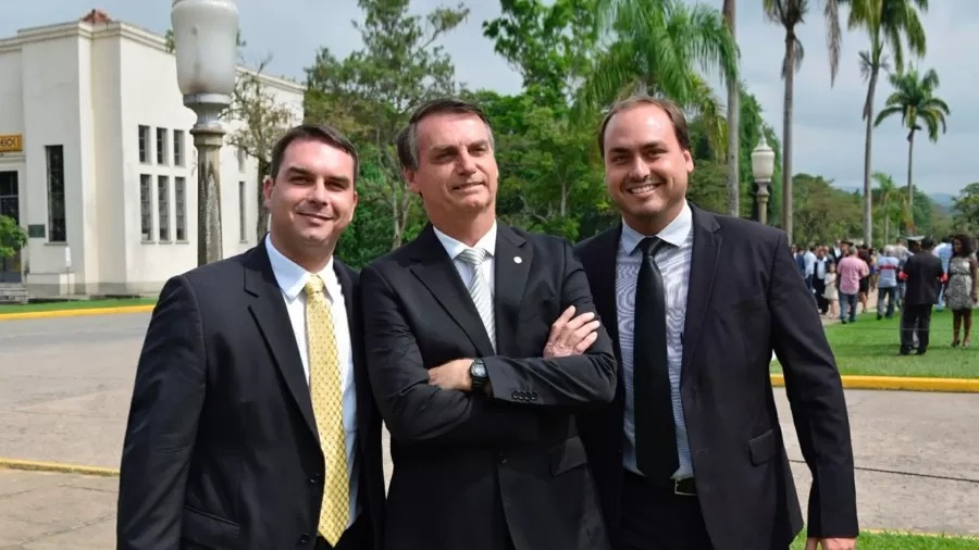 Carlos Bolsonaro e Flávio criticam divulgação de valores recebidos pelo pai Jair Bolsonaro recebeu R$ 17 milhões por Pix, apontou o Coaf