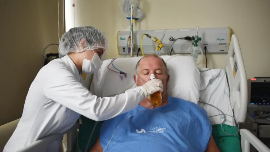 Após 27 dias internado com covid-19, paciente comemora alta com cerveja