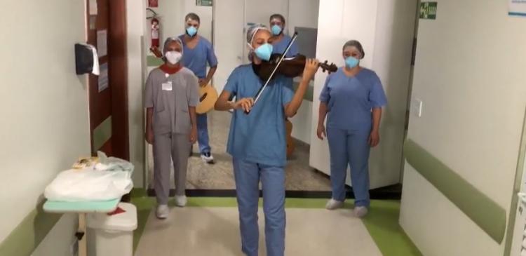 Ao som de violino, servidores cantam para pacientes com covid no Hospital do Rim, em Goiânia