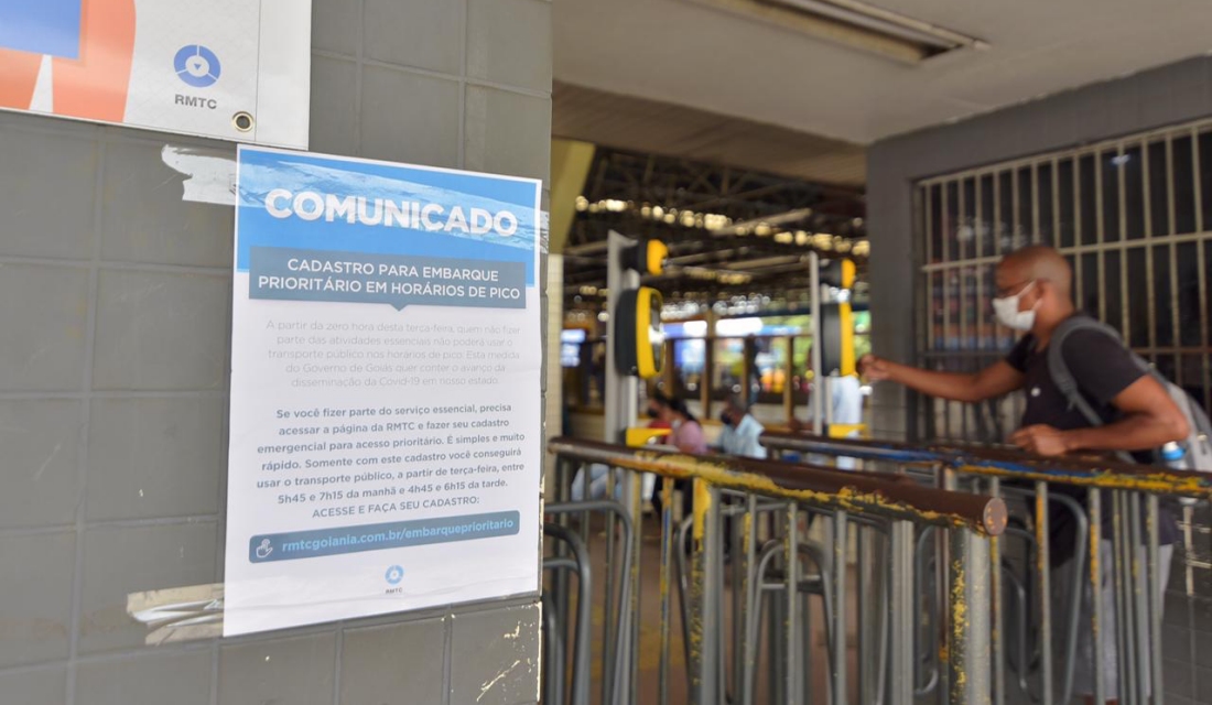Usuário do transporte coletivo em terminal de ônibus de Goiânia (Foto: Governo do Estado)