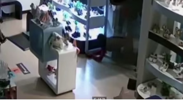 Câmeras flagram ladrão 'rastejando' para furtar loja em Anápolis