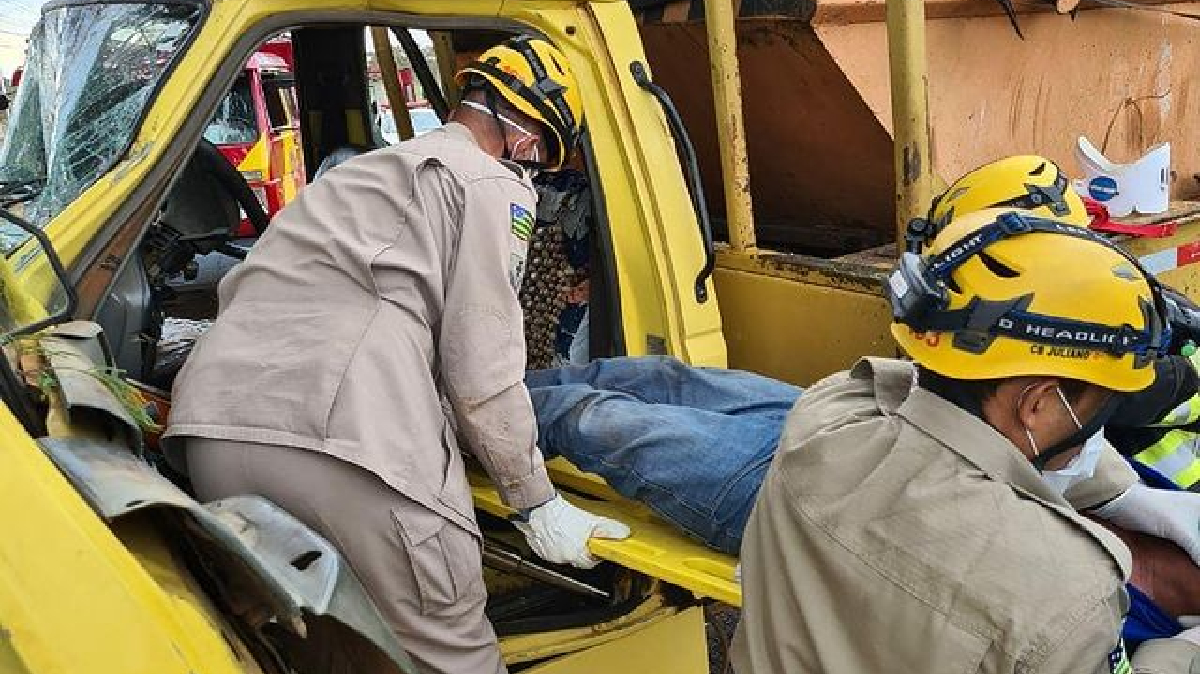 O passageiro Keverson disse que tudo aconteceu muito rápido, que já estavam chegando na cidade quando sentiu o motorista frear o veículo