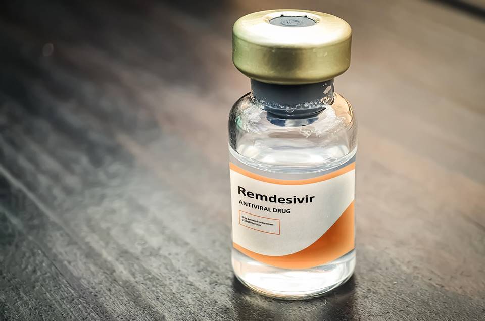 Anvisa libera primeiro medicamento contra covid; vacina da Oxford ganha registro definitivo