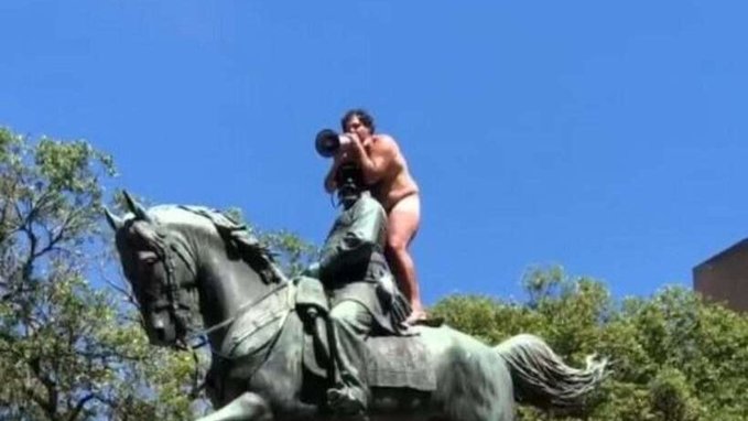 Homem sobe em estátua nu e exige vacina para descer no Rio; vídeo