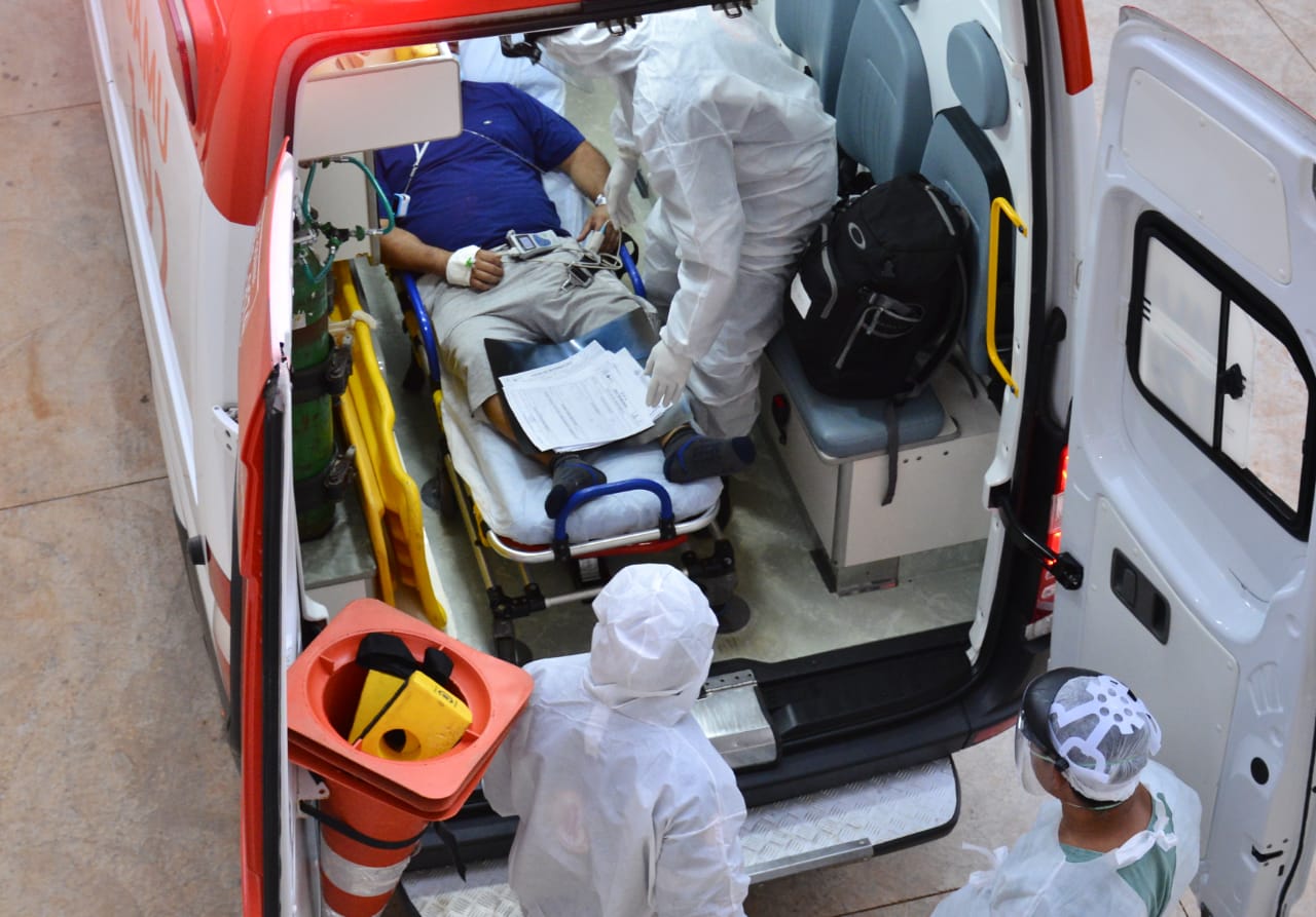 Paciente com covid-19 chega de ambulância para socorro em UTI de hospital (Foto: Jucimar de Sousa/Mais Goiás)