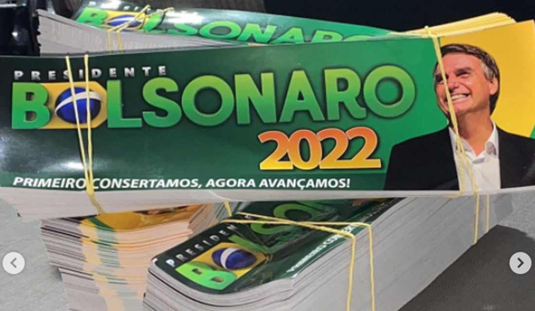 Frigorífico dá adesivos “Bolsonaro 2022”; jurista vê campanha fora da data