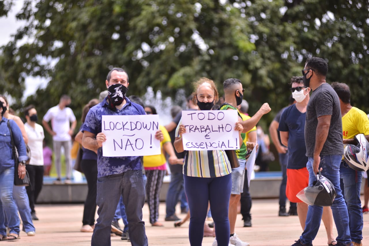 Manifestantes protestam contra lockdown em Goiânia