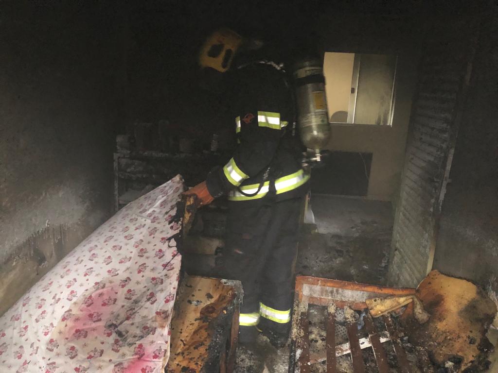 Bombeiros controlam incêndio que atingiu residência em São Luís de Montes Belos