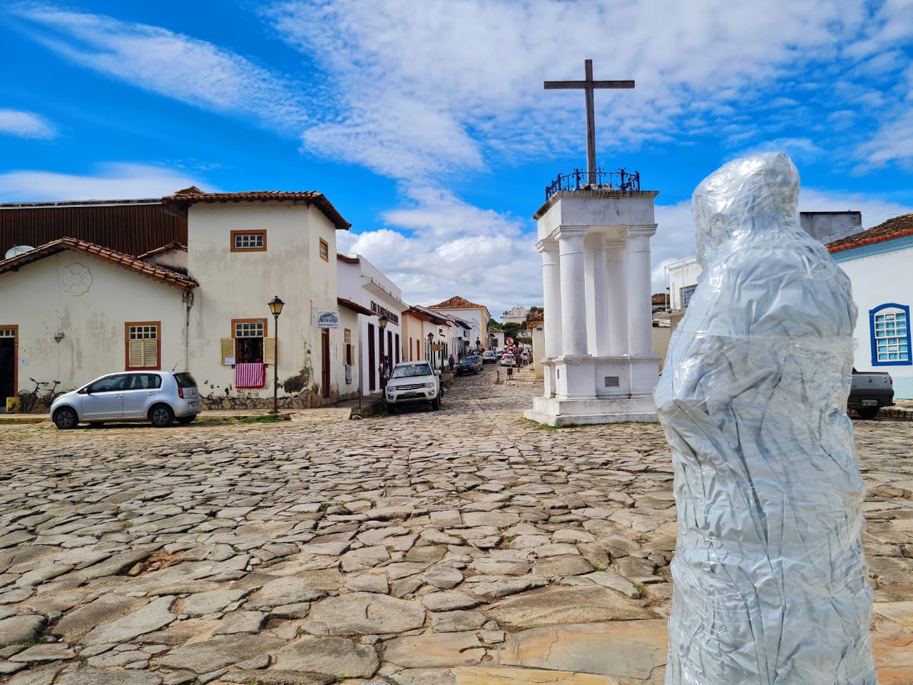 Estátua de Cora Coralina é embalada para evitar aglomerações na cidade de Goiás