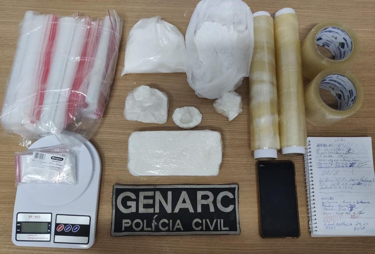 Polícia prende mulher com R$ 30 mil em drogas em Goiânia - A Polícia Civil prendeu uma mulher, de 27 anos, com R$ 30 mil em drogas pronta para serem vendidas no setor Residencial Aquários, em Goiânia