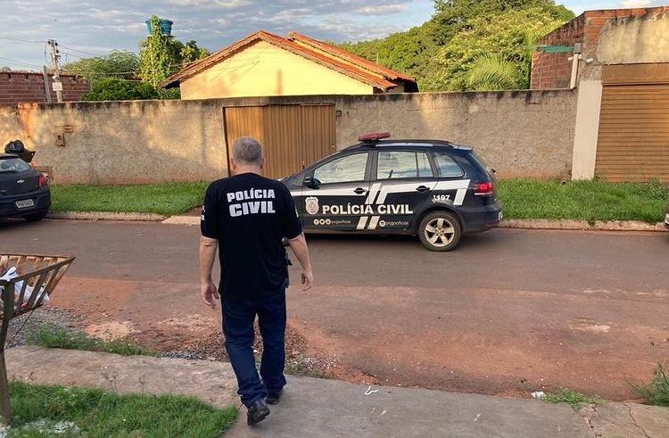 Polícia prende dupla suspeita de cometer estelionato contra idosos em Goiás - Polícia Civil prendeu, nesta sexta-feira (5), uma dupla suspeita de praticar estelionato contra idosos em Goiás. A mulher, de 28 anos, foi presa em Trindade e o homem, 25, foi preso em São Paulo