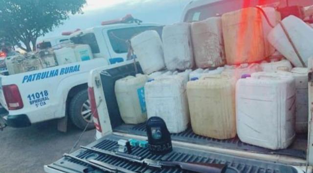 Polícia apreende dois mil litros de combustíveis que eram comercializados ilegalmente em Flores de Goiás - ilitar (PM) apreendeu, neste sábado (6), aproximadamente dois mil litros de combustível que estavam sendo comercializados de forma ilegal