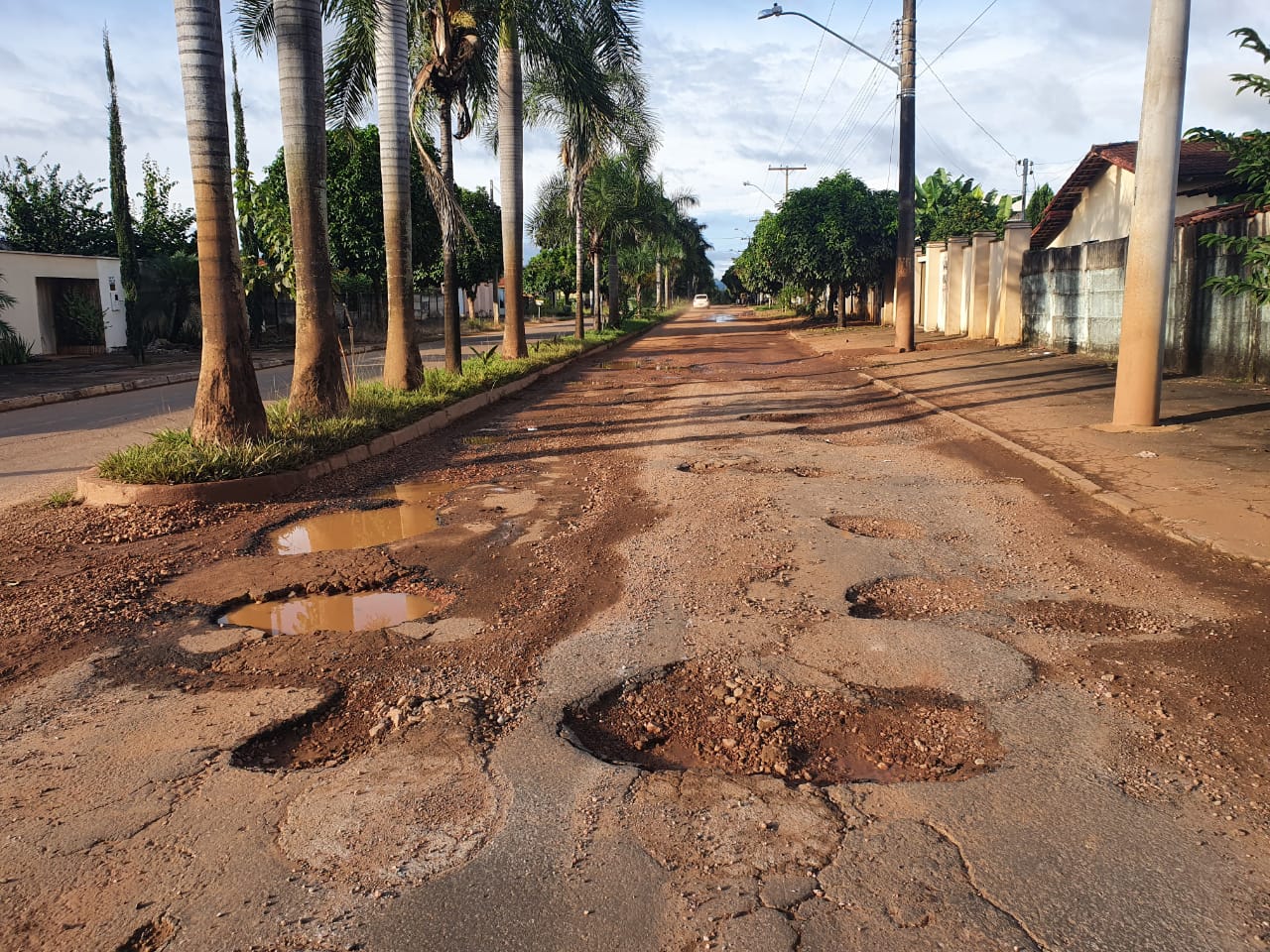 Moradores denunciam série de buracos em Itapuranga (Foto: Divulgação/Leitores)