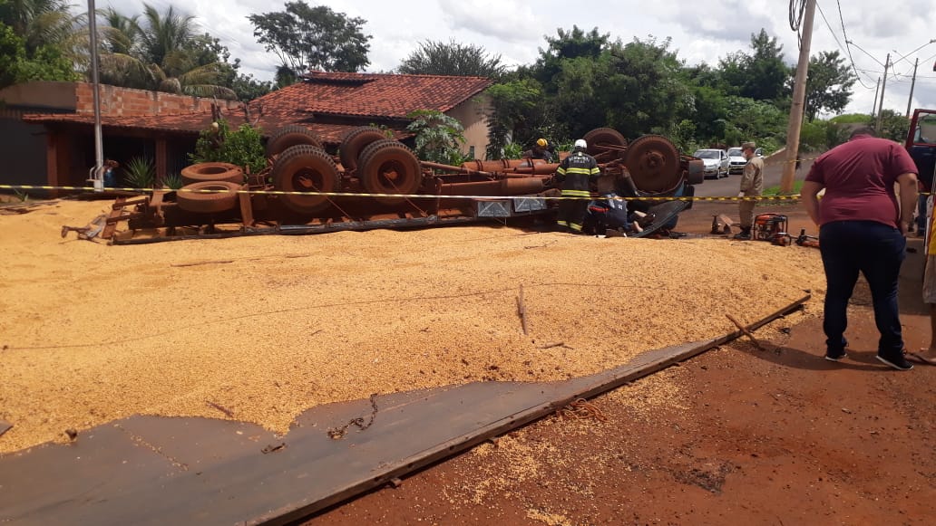 Um caminhão tombou e o motorista morreu nesta quinta-feira (18), na avenida Ursolino Pereira de Abreu, no Centro da cidade goiana de Santa Helena - Caminhão tomba e motorista morre em Santa Helena