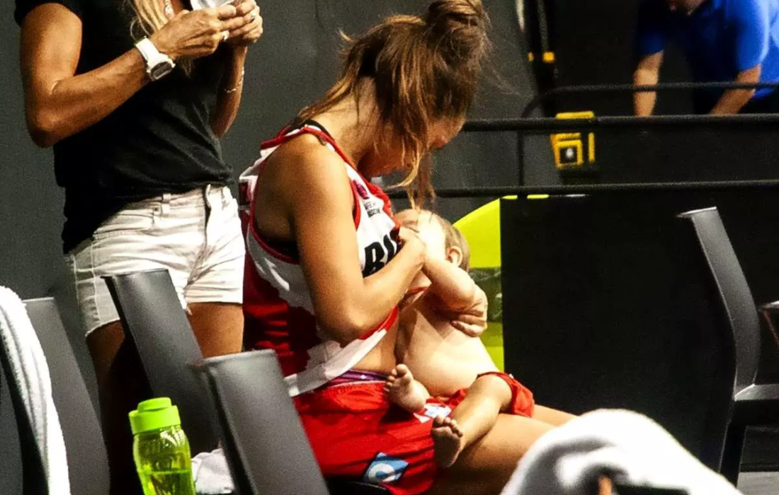 Antonella González Jogadora de basquete amamenta filha durante partida e comove fãs
