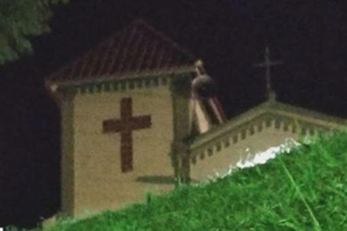 Mulher afirma que viu santa sobre telhado de igreja em Minas