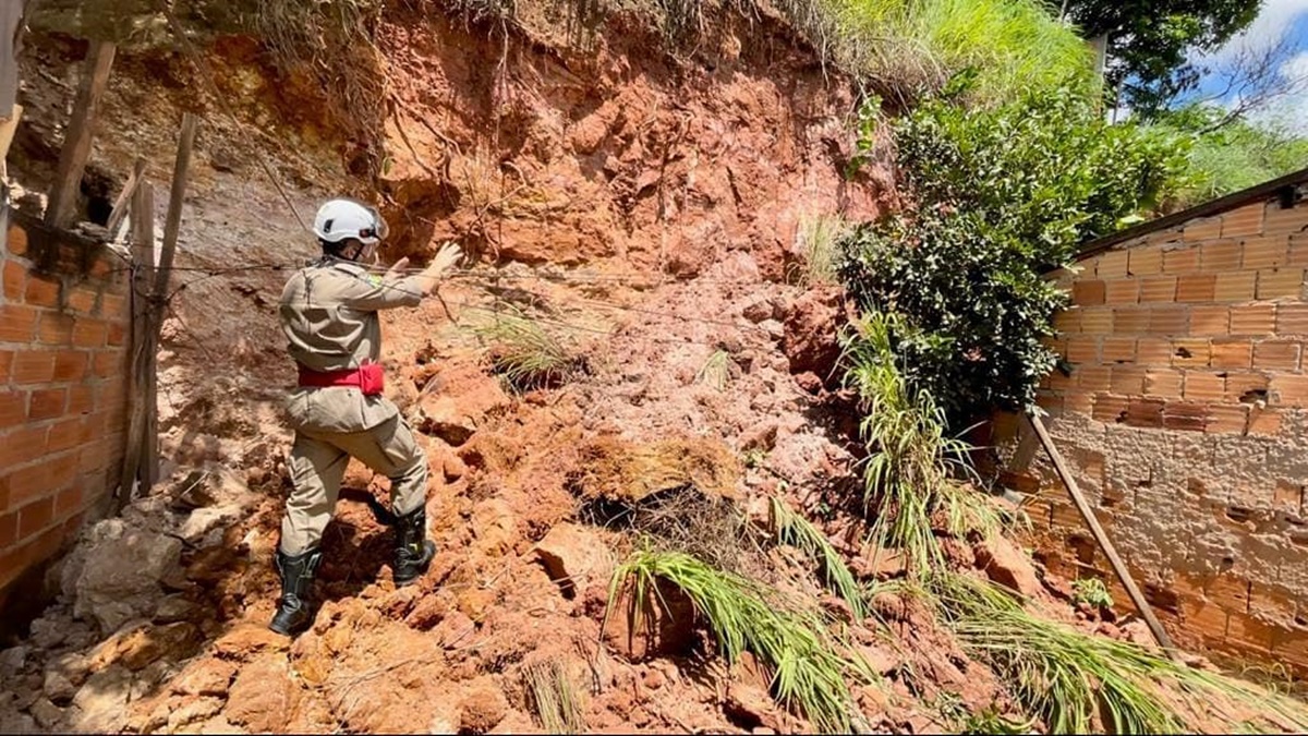 Um deslizamento de terra causado pelas fortes chuvas dos últimos dias atingiu três residências do Setor Parque Tremendão, na região Noroeste de Goiânia. (Foto: Corpo de Bombeiros)