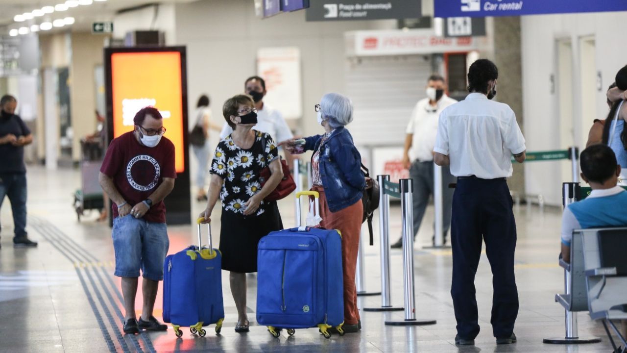 Regras no uso de máscaras em aviões e aeroportos sofrem mudanças; entenda