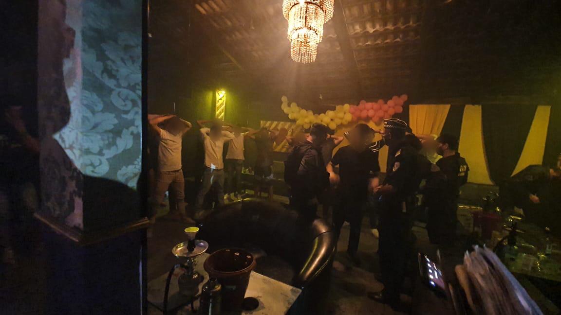 Em duas horas, fiscalização fecha e multa casa de prostituição e bar de narguilé em Goiânia