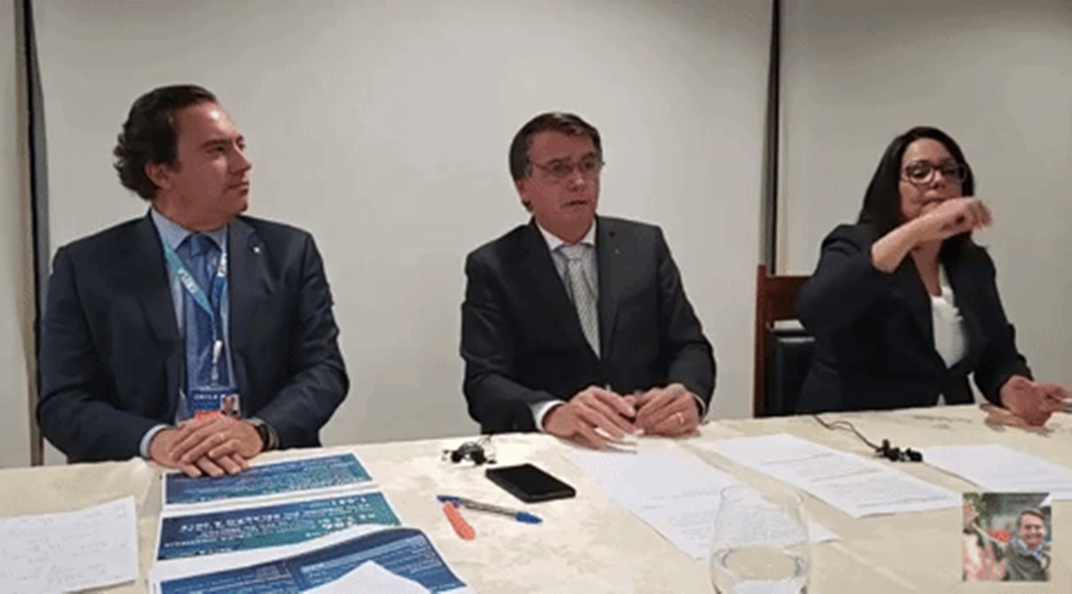 Bolsonaro imita pessoa com falta de ar para criticar Mandetta; vídeo