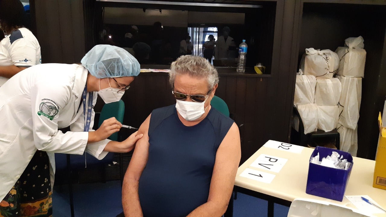 Zé Ramalho toma primeira dose de vacina contra Covid-19