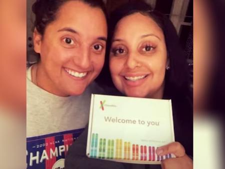 Amigas de trabalho descobrem que são irmãs biológicas no EUA