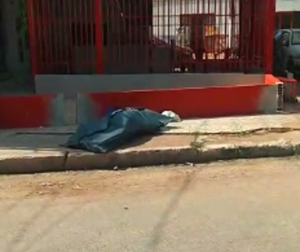 Vigilante morre em calçada e é corpo embalado e deixado no local