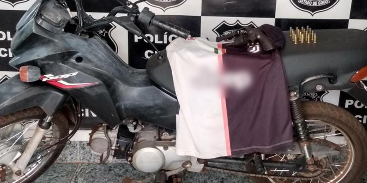 Depois do crime, os dois suspeitos teriam roubado a moto de um entregador para fugirem, fazendo ameaças com a mesma arma do homicídio (Foto: Divulgação/PC)