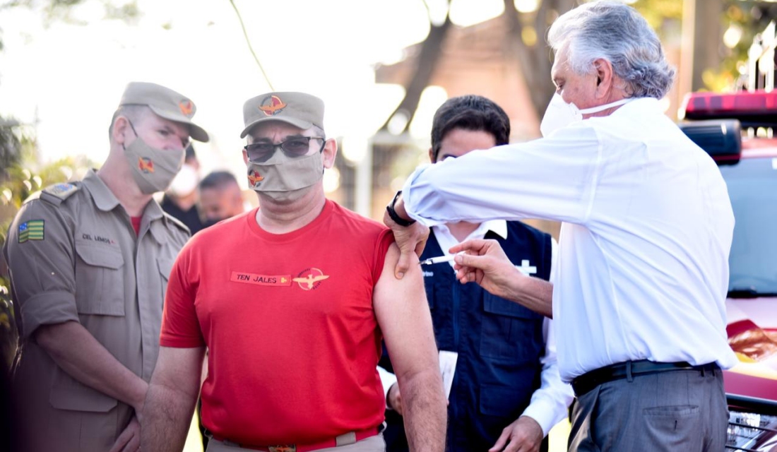 Governador Ronaldo Caiado (DEM) aplica vacina contra covid-19 em um bombeiro (Foto: Governo do Estado)