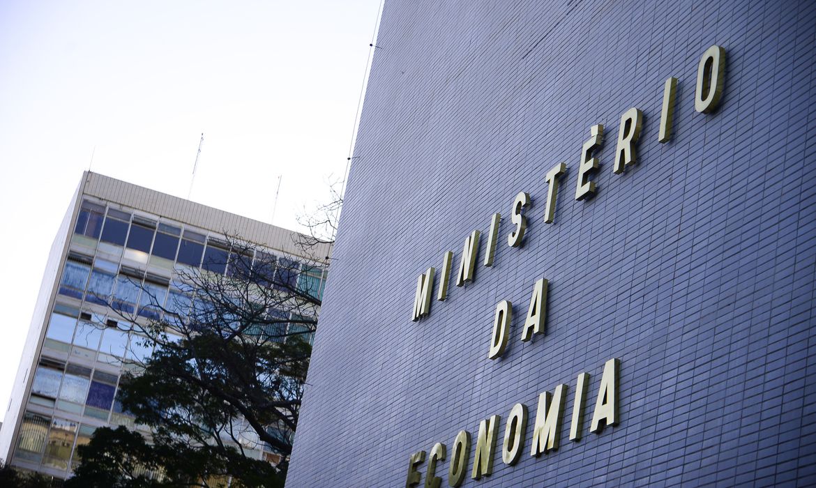 Governo prevê corte de R$ 17,6 bilhões em gastos para não estourar teto em 2021